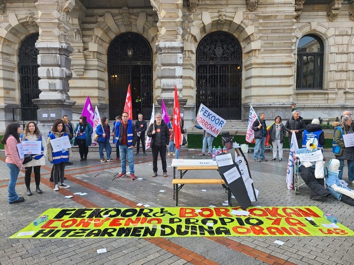 Fekoor-eko langileek baraualdia hasi dute Bizkaiko Foru Aldundiaren Jauregiaren aurrean.