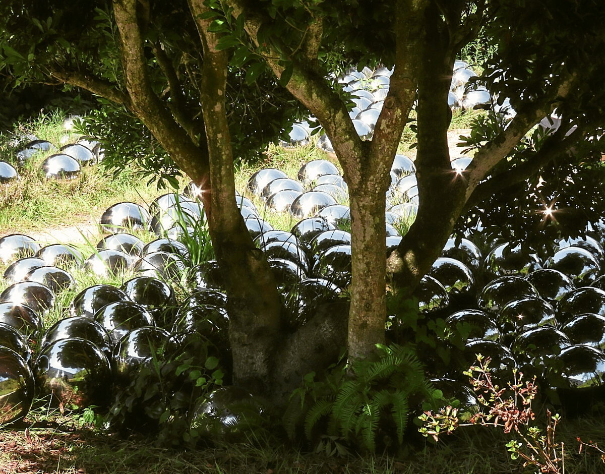 Lorategi berezia, Yayoi Kusama artistaren «Narcisus Garden» instalazioa, natura eta abstrakzioaren arteko jolasa. (Nekane Azpiazu Lejardi)