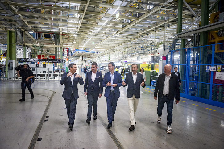 El consejero de Industria, Mikel Jauregi, y el lehendakari, Imanol Pradales, con los directivos de Mercedes.
