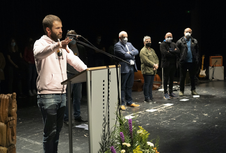 Koldo Leoz, 2021ean Lizarran izandako Nafarroa Oinez jaiara hurbildutakoei harrera eginez.