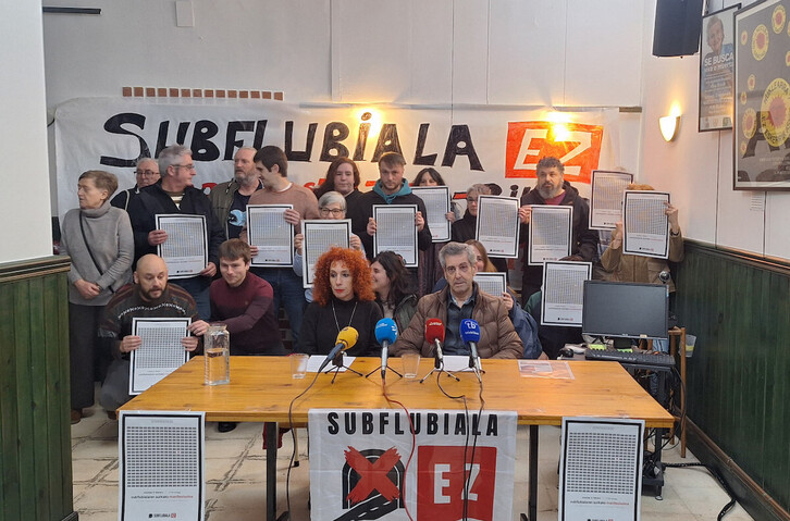 Rueda de prensa de la plataforma Subflubiala EZ! en Bilbo.
