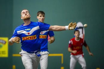 Unai Laso, en Idiazabal, golpeando con su zurda que después se dañaría.