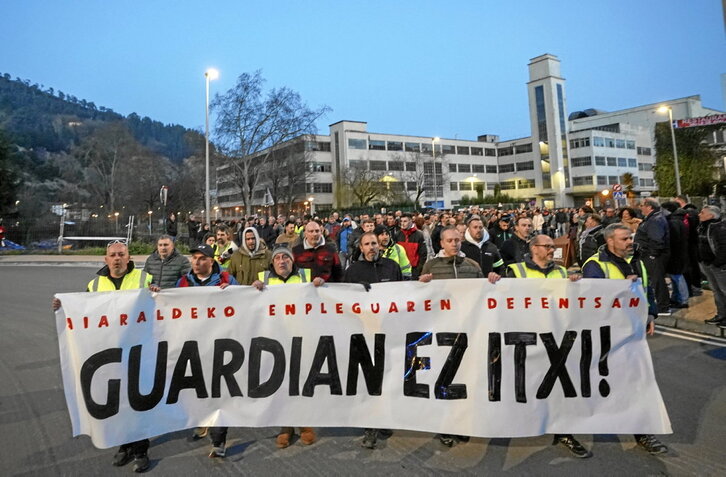 Manifestación que recorrió el viernes las calles de Laudio contra el cierre de Guardian.