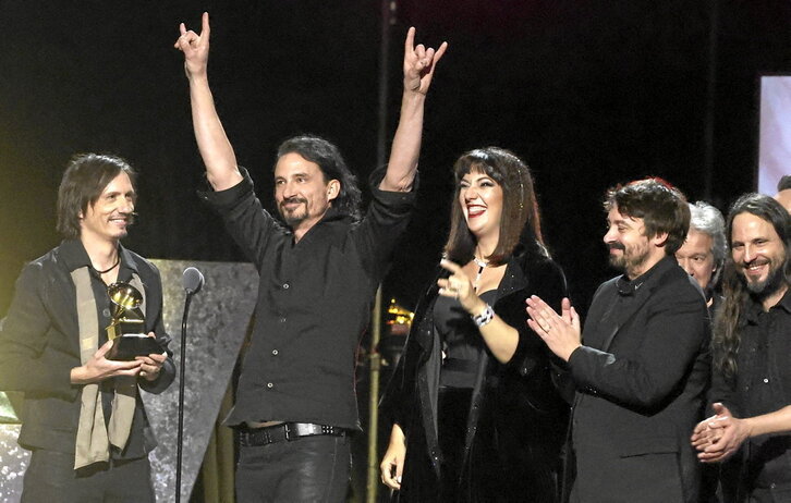 Los miembros de Gojira y la cantante de ópera Marina Viotti reciben su Grammy.