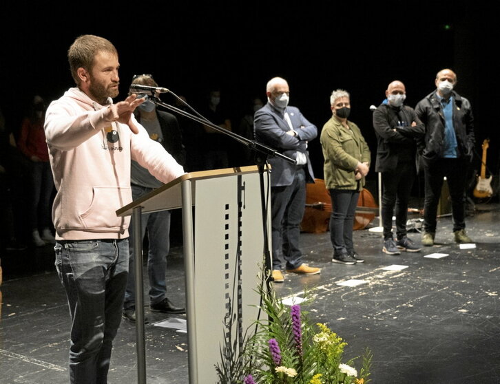 Koldo Leoz, 2021ean Lizarrako Nafarroa Oinez jaira hurbildutakoei harrera egiten.