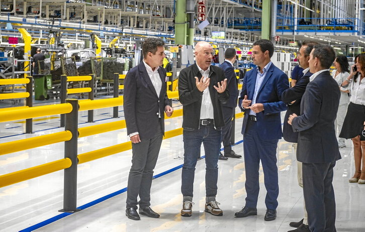 El consejero de Industria, Mikel Jauregi, y el lehendakari, Imanol Pradales, en una visita a la planta de Mercedes en Gasteiz.