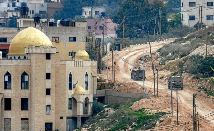 Vehículos militares israelíes, en la operación contra el campo de refugiados de Jenin, en Cisjordania.