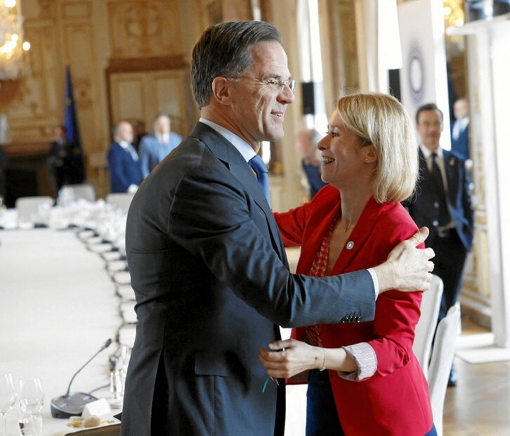 Mark Rutte saluda a Kaja Kallas.