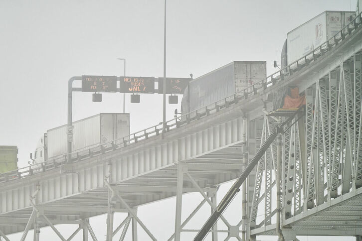 Camiones cruzan el puente Blue Water, en el paso fronterizo de Sarnia, Ontario, con EEUU.