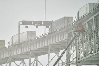Camiones cruzan el puente Blue Water, en el paso fronterizo de Sarnia, Ontario, con EEUU. 