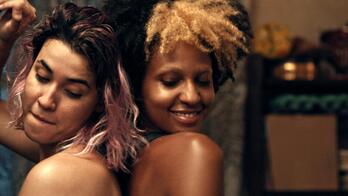 Ayomi Domenica Dias y Grace Passô en una escena de la película