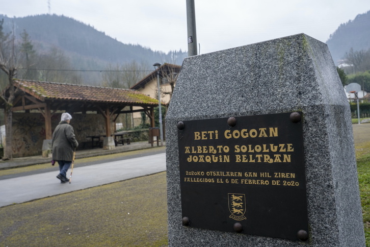 Hildako bi langileen omenez Zaldibarren dagoen oroitarria.
