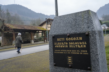 Hildako bi langileen omenez Zaldibarren dagoen oroitarria.