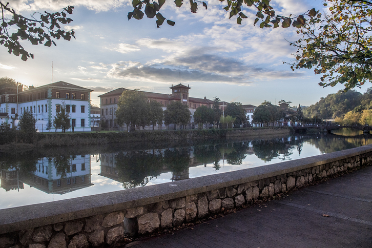 Los cuarteles de Loiola, desde la otra orilla del río Urumea.