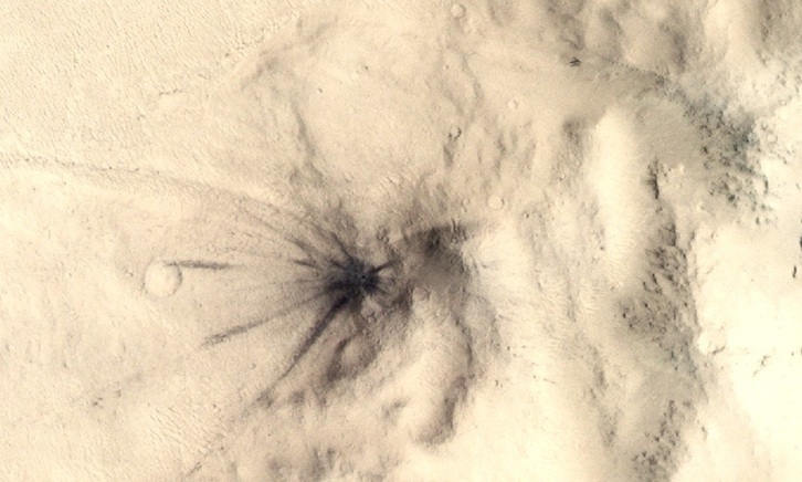 Imagen del cráter abierto por el impacto de un meteorito en Marte.