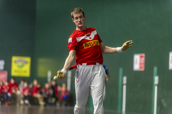 Jon Mariezkurrena, golpeando la pelota en el último partido del Parejas.