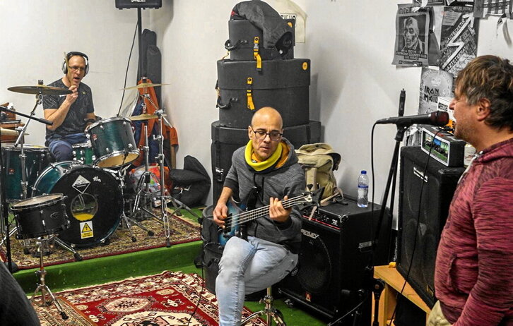 Buitraker taldeko kideak lanean hasi dira lokalean, uztailerako prest egoteko.