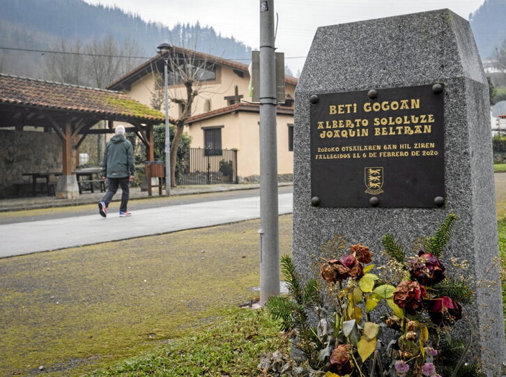 Hildako bi langileen omenez Zaldibarren dagoen oroitarria.