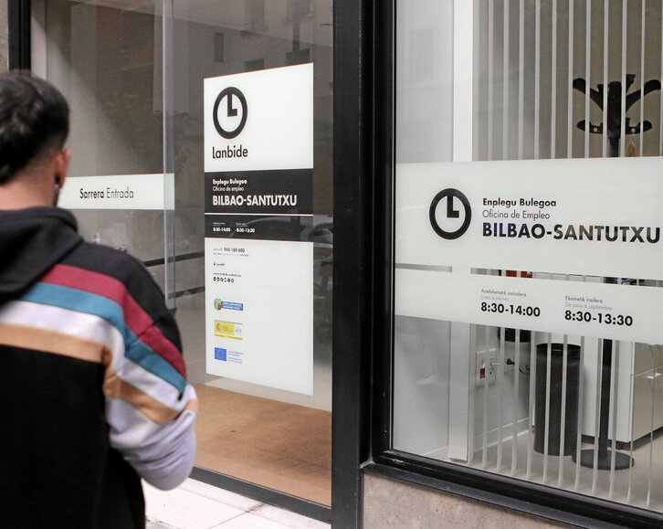 Una oficina de Lanbide en el barrio bilbaino de Santutxu.