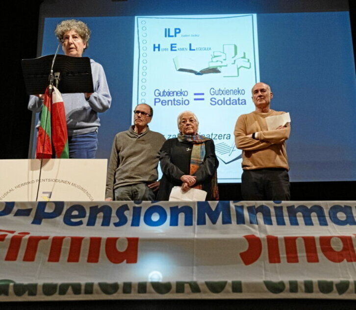 Arantza Fernández de Garaialde, José Luis Otamendi, Toti Martínez de Lezea e Iñaki Goirizelaia dieron lectura al manifiesto.