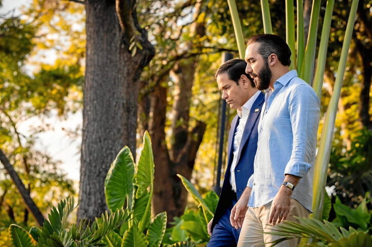 Nayib Bukele pasea con Marco Rubio.