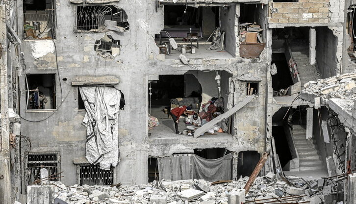 Palestinos viviendo en casas destruidas, en ciudad de Gaza.