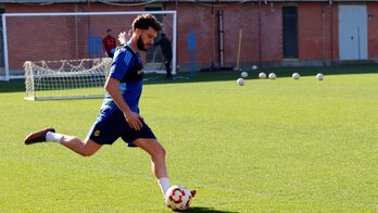 Roberto Torres en su primer entrenamiento con el equipo catalán.
