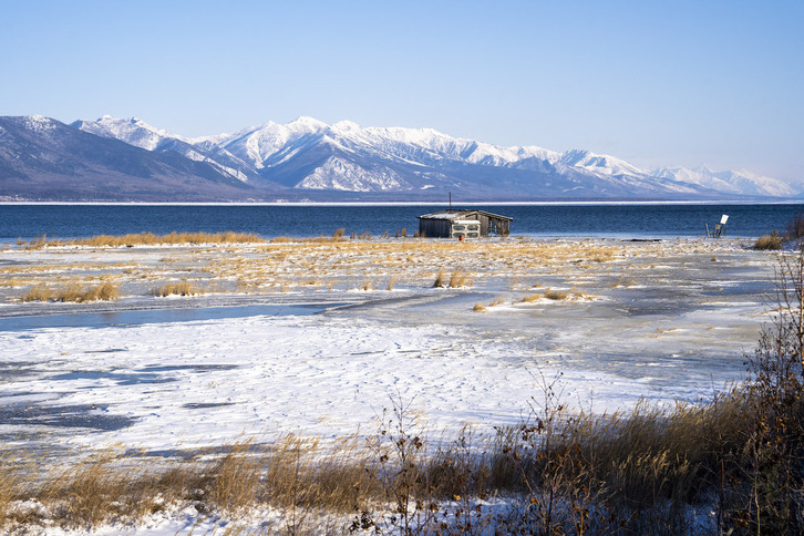 Vista del lago Baikal, que este año podría no congelarse del todo, generando problemas de diversos tipos.