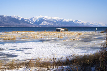 Vista del lago Baikal, que este año podría no congelarse del todo, generando problemas de diversos tipos.