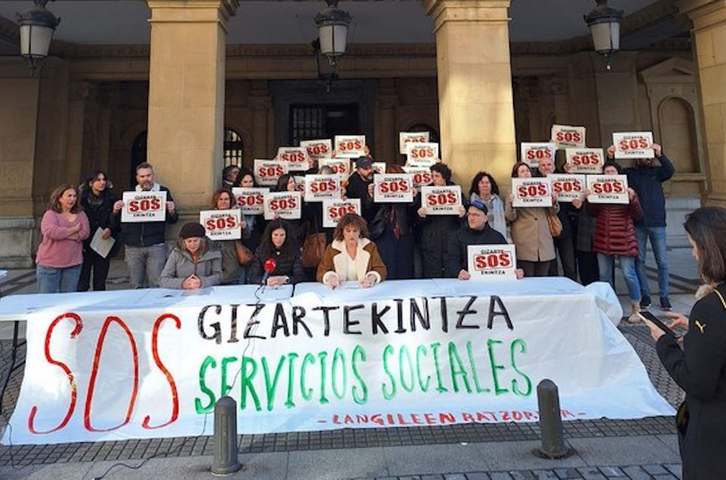 Un momento de la rueda de prensa ofrecida por empleados municipales para denunciar la situación de los servicios sociales de Donostia.