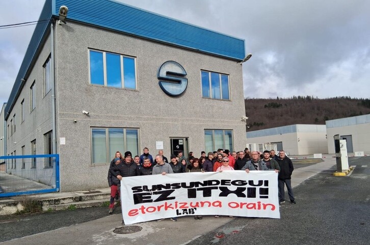 Sunsundegui-ren atarian egindako elkarretaratzea.