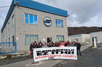 Sunsundegui-ren atarian egindako elkarretaratzea.