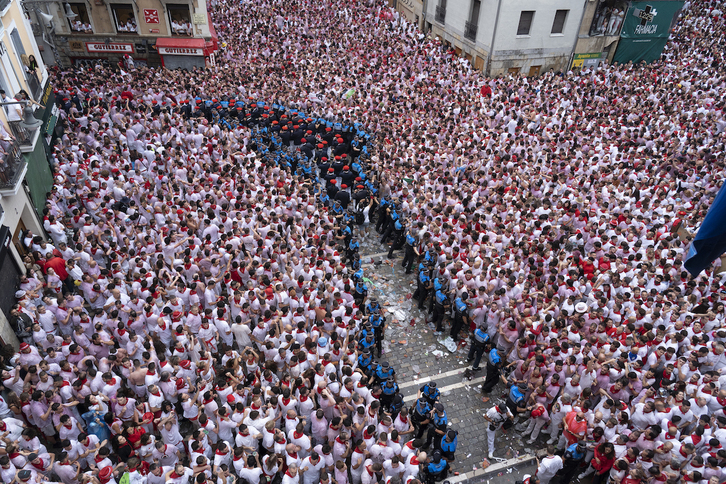 Que se produzca un incidente grave en el chupinazo iruindarra es poco probable por la vía de escape de las calles adyacentes y porque los participantes saben a lo que van.