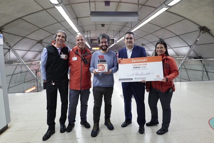 El joven de Barakaldo Borja Villada, viajero 100 millones de Metro Bilbao.