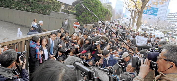 Shiori Ito y sus abogados, el día en el que salió la condena contra su agresor. Pero gran parte del camino lo hizo sin el apoyo de su gremio.