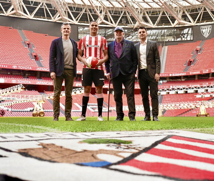 Maroan Sannadi, Uriarte, Iribar eta Gonzalezekin batera, San Mamesen.