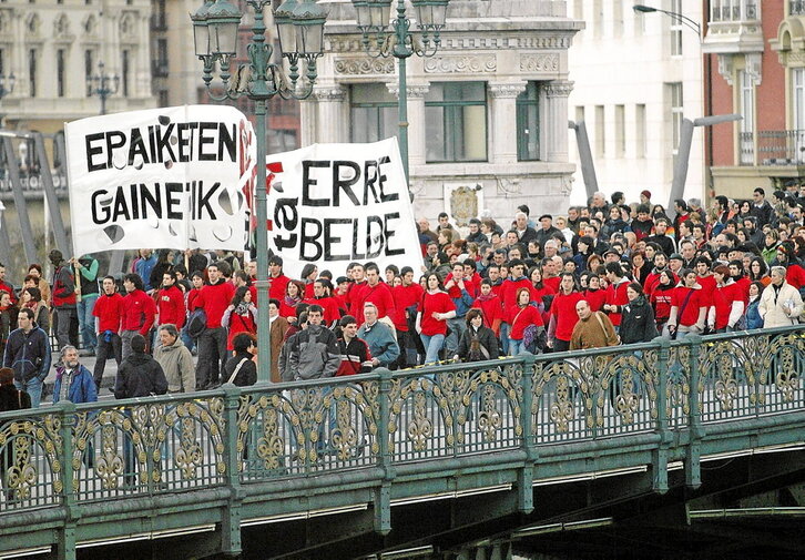 Manifestazioa, Bilbon, 2005eko otsailaren 26an, 18/98 sumarioko 200 herritarren alde. Tartean, gazteak kamiseta gorriz, Jarrai-Haika-Segi auzikoak babesten.
