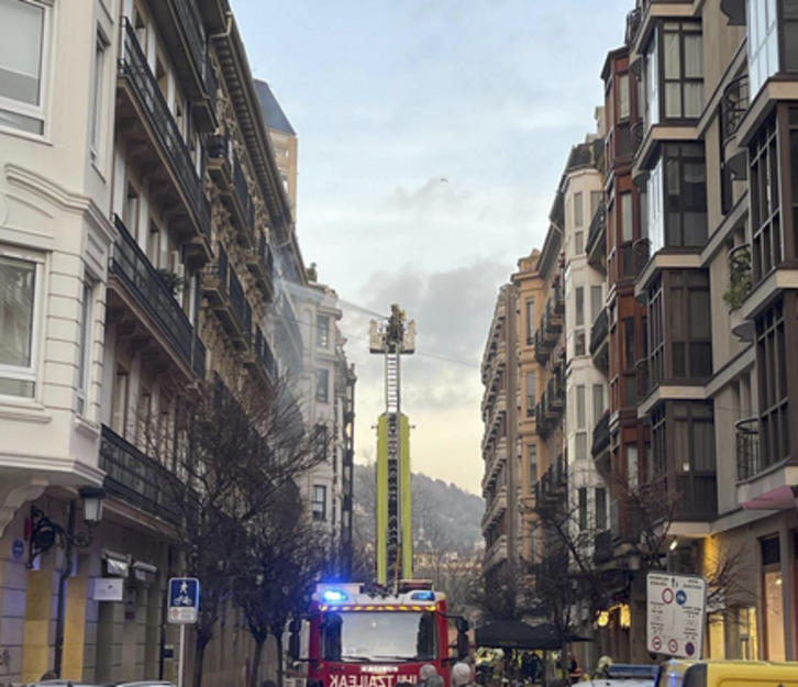Bomberos sofocan las llamas en la calle San Marcial.