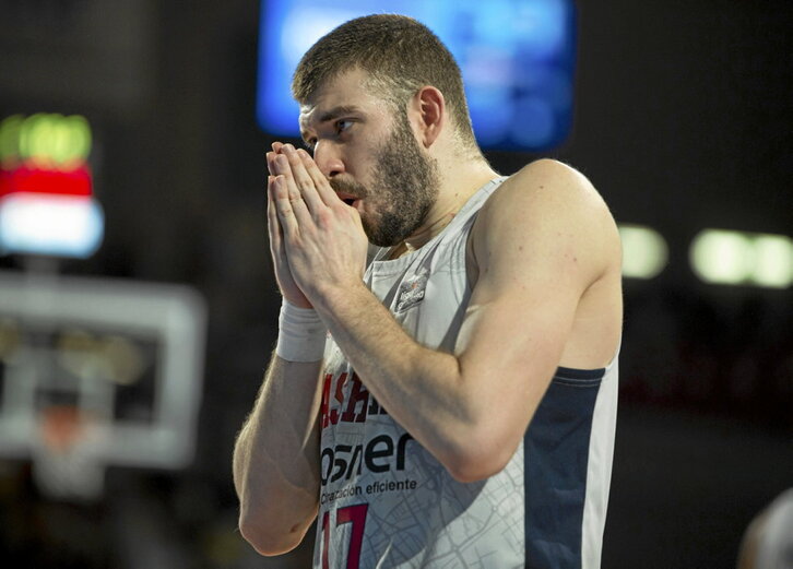 Rogkavopoulos se debate entre calentarse las manos y desesperarse por la oportunidad perdida.