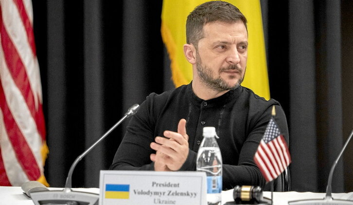 El presidente ucraniano, en una reunión del Grupo de Contacto en una base OTAN.