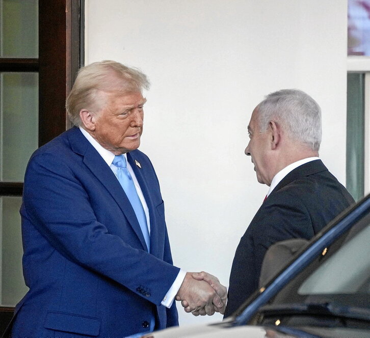 Donald Trumpek Benjamin Netanyahu Etxe Zurian hartu zuen asteartean.