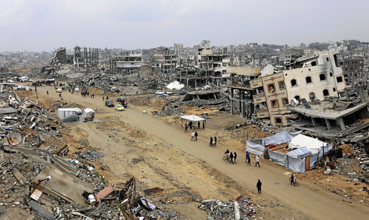 Palestinos, entre los edificios destruidos en la calle Safatawi, en Yabalia.