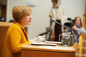 Rebeka Ubera, de EH Bildu, en la tribuna de oradores.