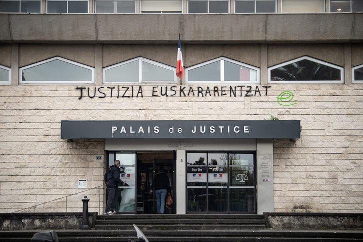«Justizia euskaraz» idatzi zuten EHEko bi ekintzailek Baionako auzitegian abenduaren 3an.