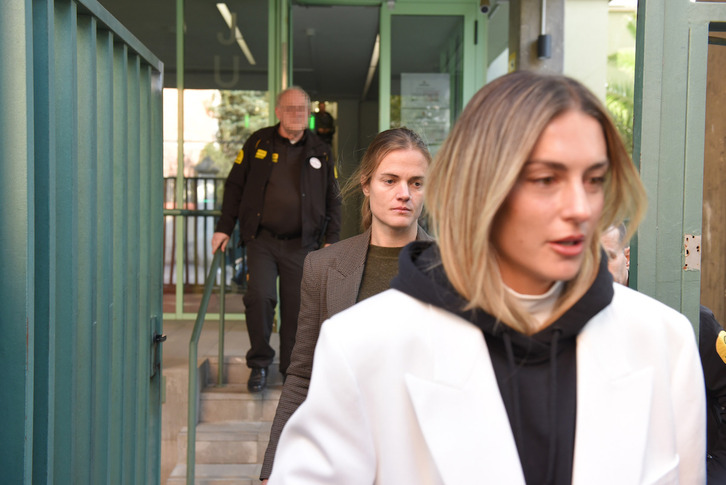 Alexia Putellas, delante, e Irene Paredes, detrás, salen de declarar de los juzgados de Sant Feliu de Llobregat.