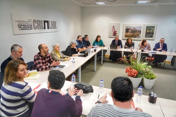 El inicio de la reunión entre sindicatos y patronal, en la sede del Consejo de Relaciones Laborales.
