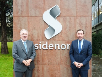 Jainaga, propietario de Sidenor, y el ministro español Óscar Puente, en una visita a la empresa.