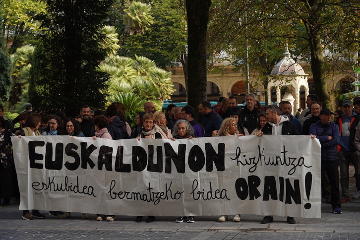 Euskararen kontrako epaiak salatzeko elkarretaratzea, ELA eta LAB sindikatuek eta Kontseiluak deitua Gipuzkoako Foru Aldundiaren aurrean, iragan urrian.