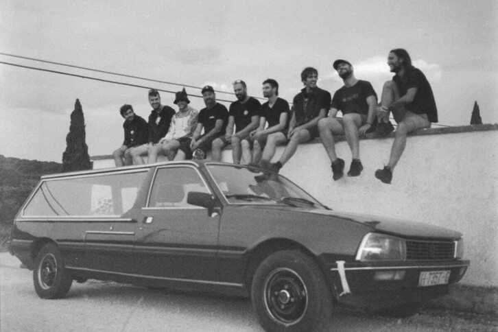 Bederatzi lagunez osatzen da Bide Bakarra rap-metal talde lizarratarra.