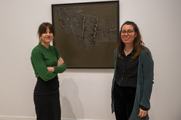 Ane Lekuona eta Haizea Barcenilla, Maria Paz Jimenezen margo batekin.